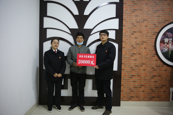 我院司法救助委员会与杨某谈心并发放司法救助金 (1)