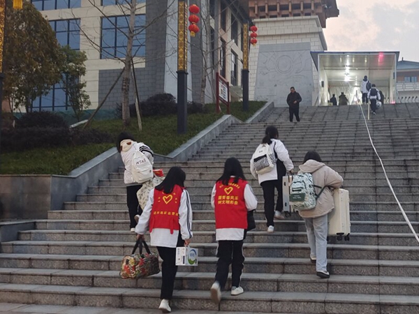 志愿者帮助学生入学 (10)_proc