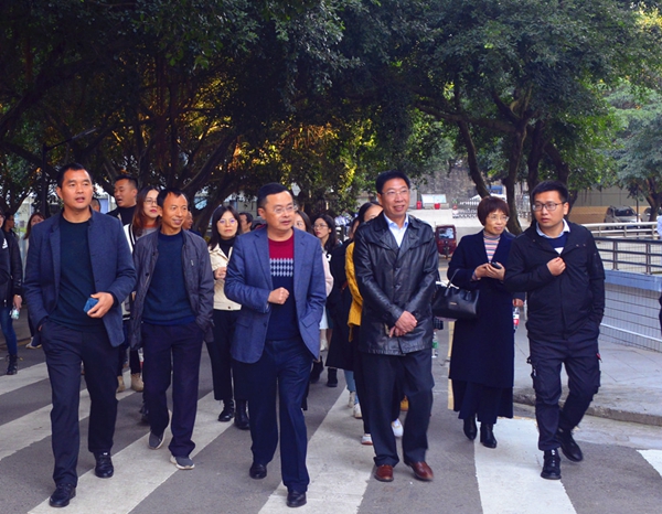 黄波(右三)一行参观校园