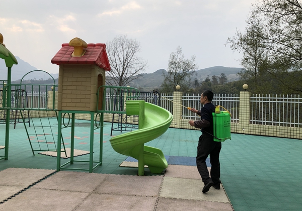 为了孩子的健康，学校安排人员为幼儿园活动场所消杀