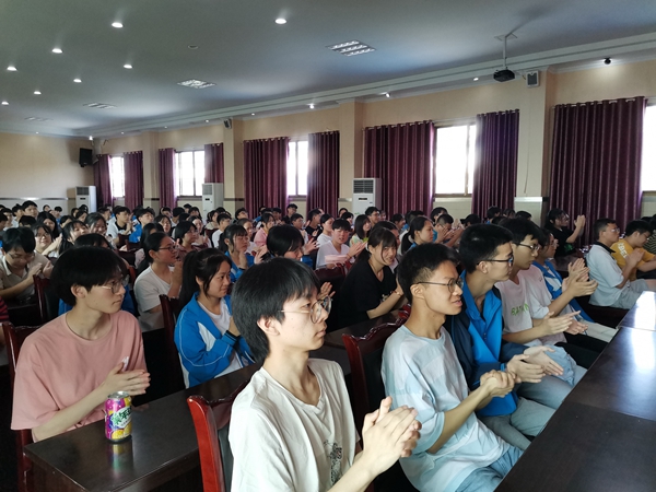 学生热烈鼓掌