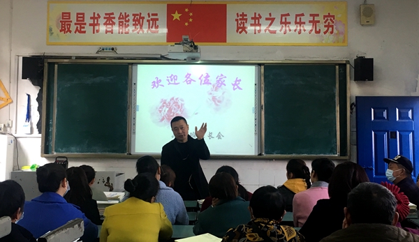 校长柏健来到六年级教室和家长交流