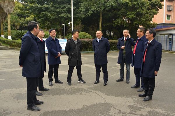 符纯兵(右四)一行抵临校园
